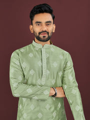 👨Try a desi boy look with this timeless Multicolour men’s kurta.🤩