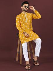 👨Try a desi boy look with this timeless Multicolour men’s kurta.🤩